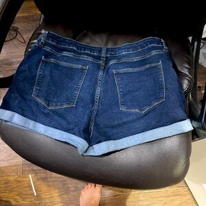 Cute Arizona cuff shorts mid rise